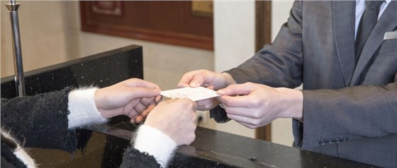 摄图网_501203445_wx_旅馆效劳员为客户办理入。ㄆ笠瞪逃茫